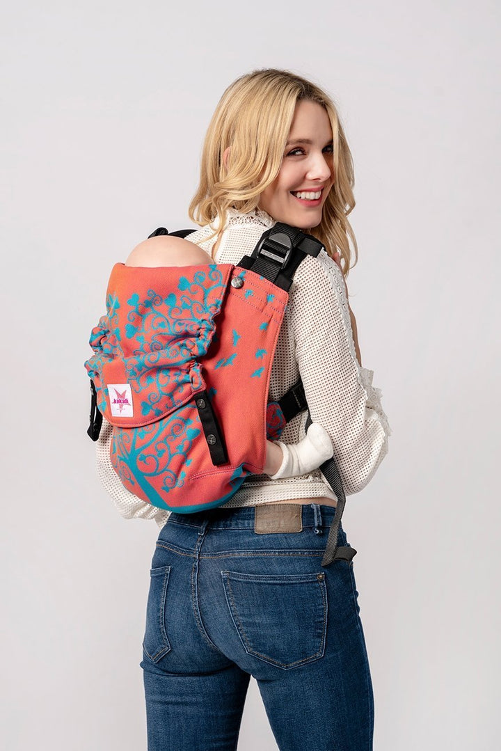 KOKADI Переноска для ребенка Малыш Онбу Маттео в стране чудес, реверс